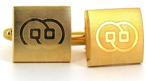 Botões de punho a laser dourados